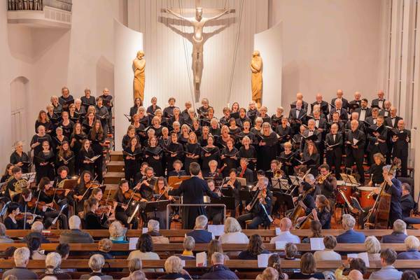 Sängerinnen und Sänger der Kantorei Poppenbüttel treten mit Orchester und großem Publikum in einer Kirche auf.